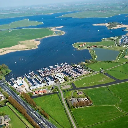 شقة In Netherlands Near Amsterdam, Cleaning Included *